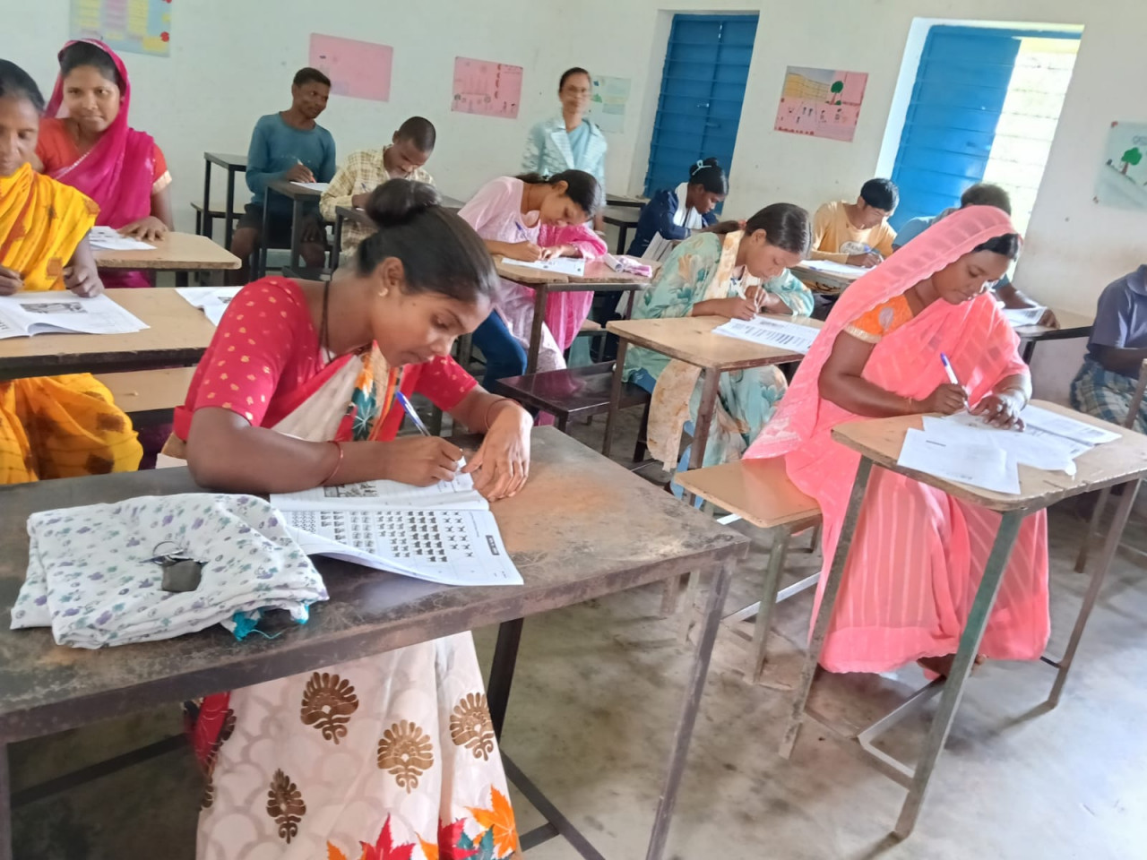 राज्यव्यापी महापरीक्षा में सरगुजा के 4198 नवसाक्षरों ने लिया भाग, सास-बहू, पति-पत्नी और वरिष्ठ नागरिकों ने साथ बैठकर दी परीक्षा