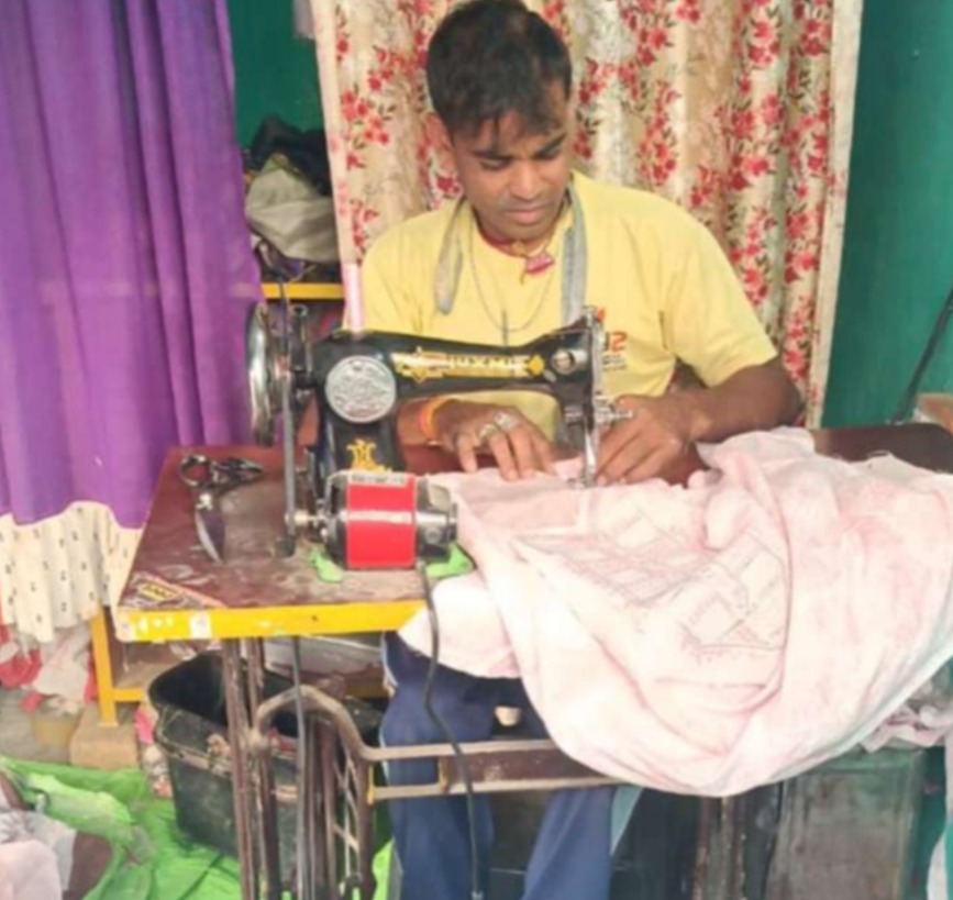 मुख्यमंत्री कौशल विकास योजना से प्रशिक्षण लेकर दिव्यांग रमेश बने आत्मनिर्भर, सिलाई कार्य में हुए पारंगत