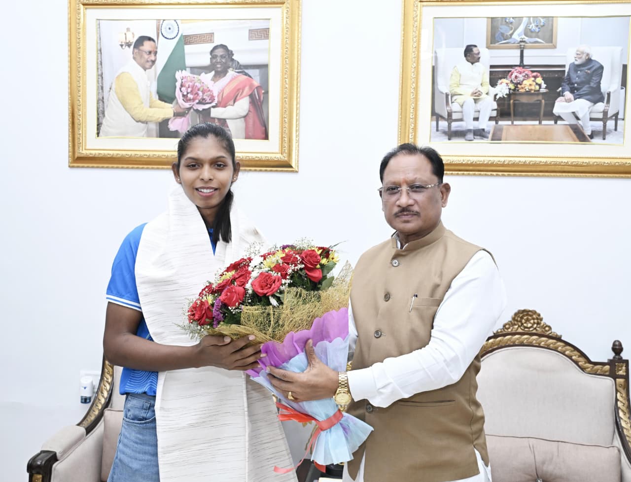 एशियन गेम्स की स्वर्ण पदक विजेता टीम की संजू देवी को मुख्यमंत्री विष्णु देव साय ने 51 लाख रुपए की प्रोत्साहन राशि देने की घोषणा की