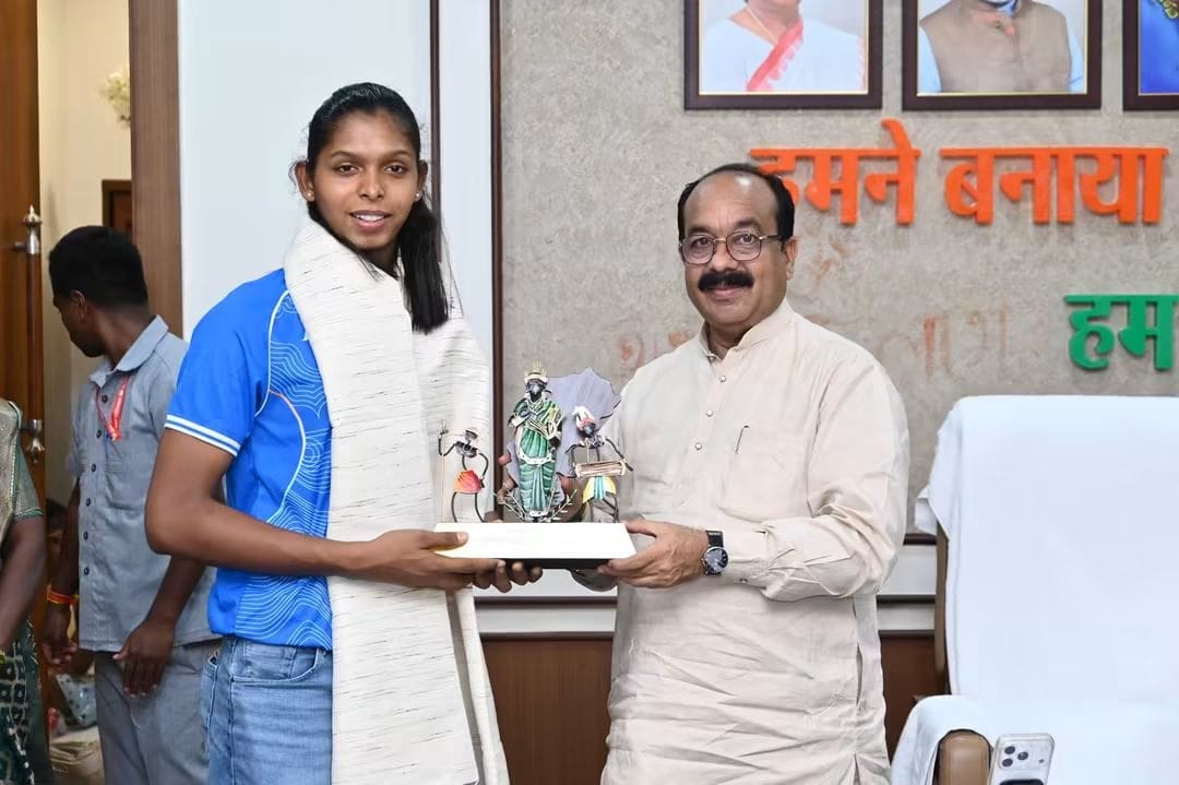 संजू की स्वर्णिम जीत पर उप मुख्यमंत्री साव ने थपथपाई पीठ, कहा छत्तीसगढ़ के खिलाड़ियों को मिलेगा उनके अनुभव का लाभ