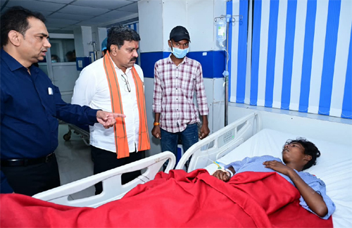 उप मुख्यमंत्री शर्मा ने अस्पताल पहुंचकर जाना सड़क हादसे में घायलों का हाल, बेहतर उपचार के दिए निर्देश