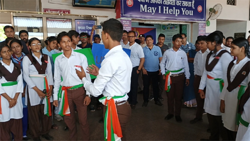 रायपुर रेलवे स्टेशन में हुआ नुक्कड़ नाटक - विद्यार्थियों के रोचक संवादो व जीवंत अभिनय से यात्री हुए आकर्षित