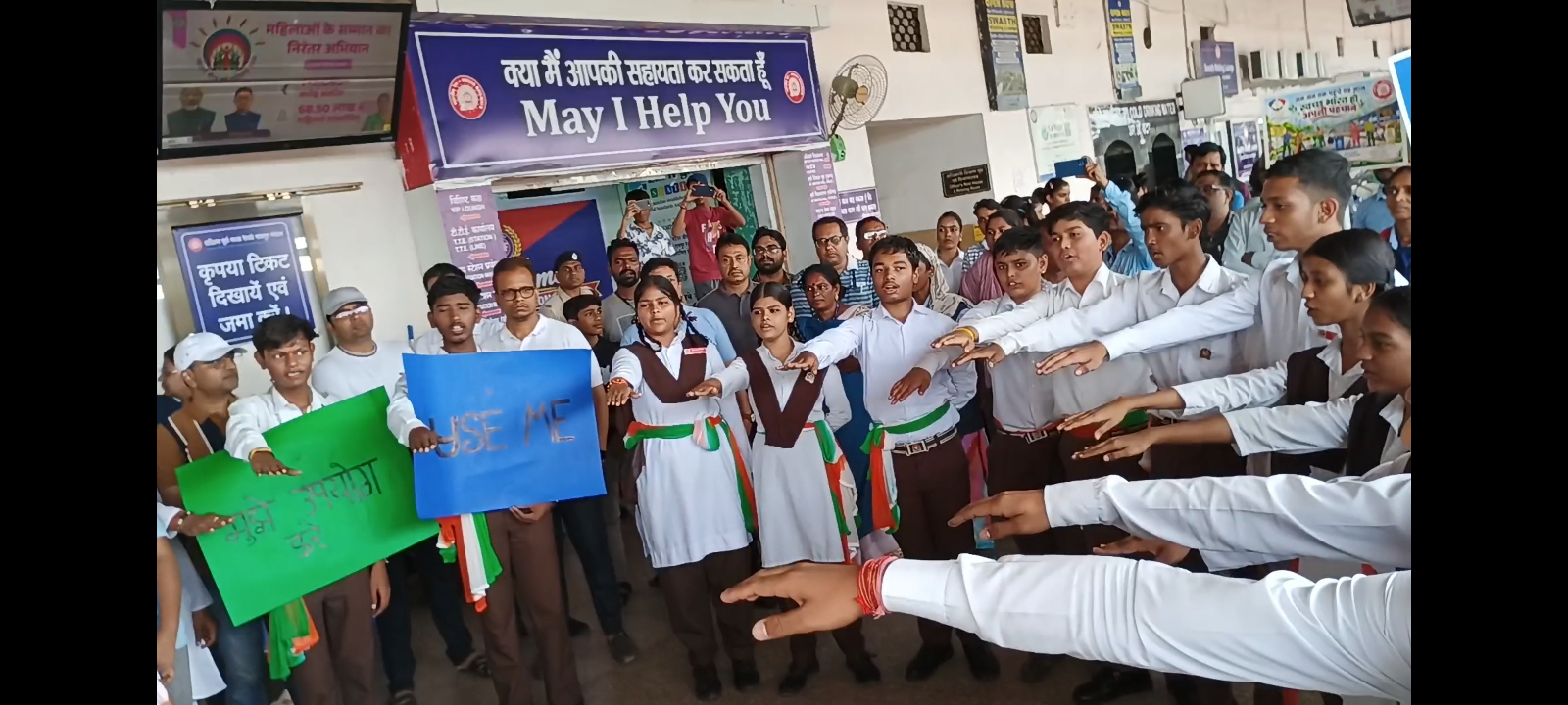 रायपुर रेलवे स्टेशन में हुआ नुक्कड़ नाटक - विद्यार्थियों के रोचक संवादो व जीवंत अभिनय से यात्री हुए आकर्षित