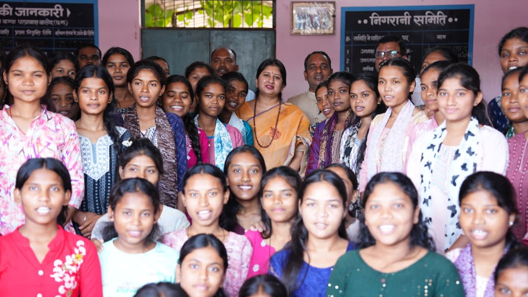 बालोद के आदिवासी कन्या छात्रावास का डॉ. वर्णिका ने किया औचक निरीक्षण, बच्चों ने ट्यूशन टीचर व मांगा कंप्यूटर