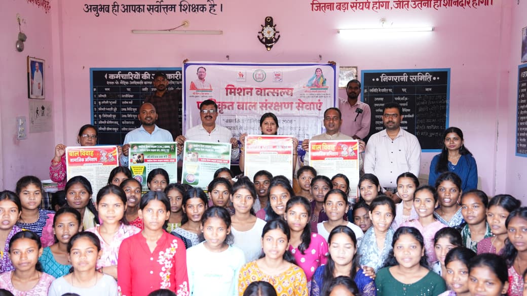 बालोद के आदिवासी कन्या छात्रावास का डॉ. वर्णिका ने किया औचक निरीक्षण, बच्चों ने ट्यूशन टीचर व मांगा कंप्यूटर