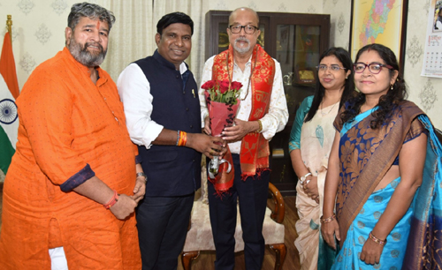 राज्यपाल से कामधेनु विवि के कार्य परिषद सदस्यों ने की भेंट, छत्तीसगढ़ के देशी गोवंश कोसली के संरक्षण और संवर्धन पर हुई चर्चा