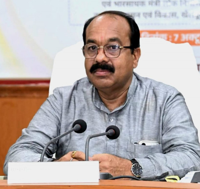 साव ने की विकास कार्यों की प्रगति और योजनाओं के क्रियान्वयन की समीक्षा, त्योहारों के पहले सड़कों की मरम्मत पूर्ण कर व्यवस्था सुधारने के निर्देश