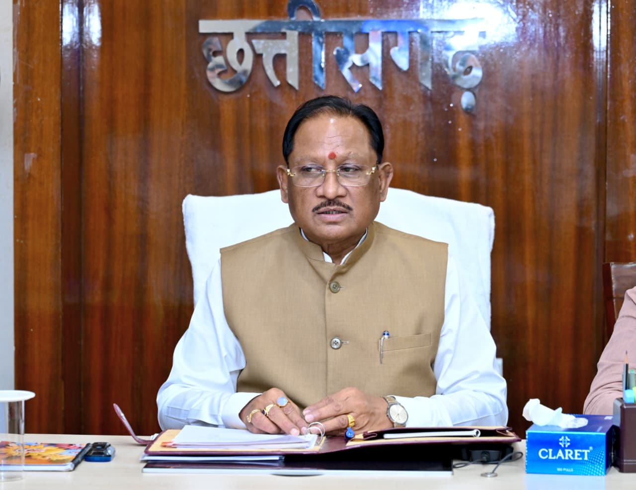 मुख्यमंत्री की अध्यक्षता में सिविल लाइन स्थित निवास कार्यालय में हो रही केबिनेट की बैठक