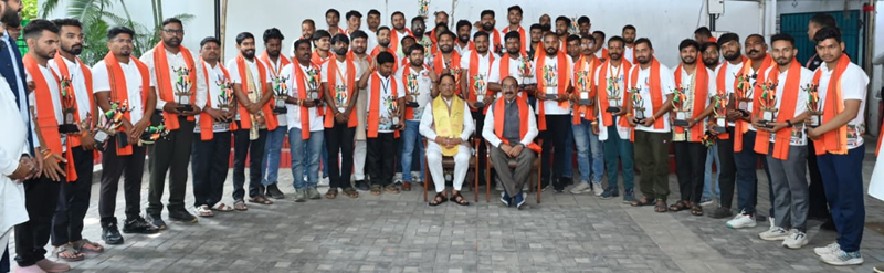 मुख्यमंत्री साय ने किया वाराणसी से वडनगर गए भाजयुमो कार्यकर्ताओं का सम्मान