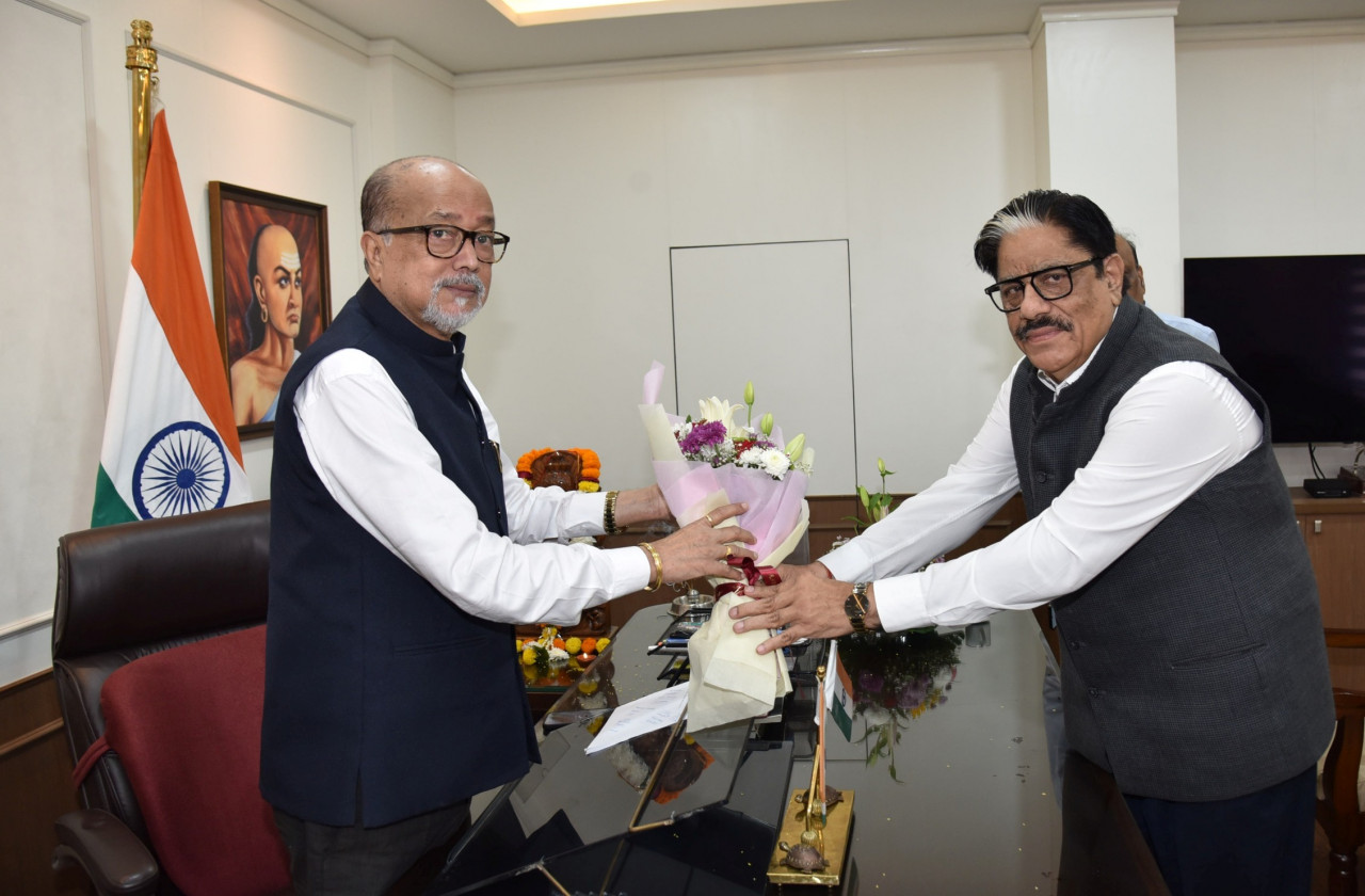 राज्यपाल रमेन डेका से राज्य नीति आयोग के उपाध्यक्ष गणेश शंकर मिश्रा ने की सौजन्य भेंट