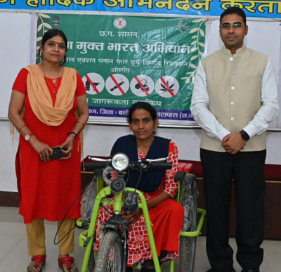 अब अपनी राह खुद तय कर सकेंगी रोशनी, मोटराइज्ड ट्राइसाइकिल से मिली बड़ी राहत