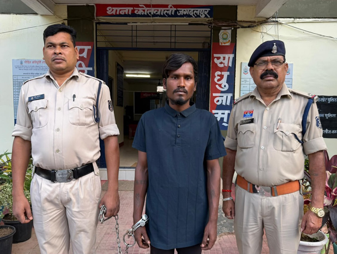 धारदार चाकू लहराकर आमजनों को भयभीत करने वाला आरोपी गिरफ्तार