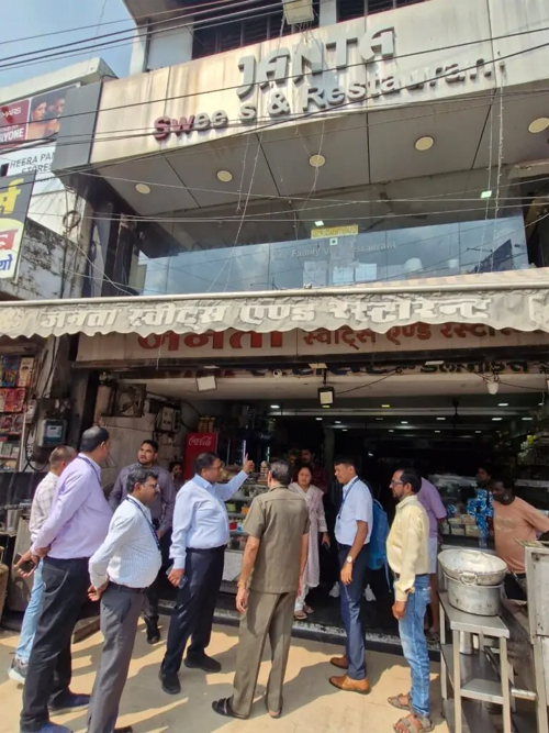 स्वयं मैदान में उतरे खाद्य एवं औषधि प्रशासन विभाग के नियंत्रक, चार प्रतिष्ठानों पर कार्रवाई