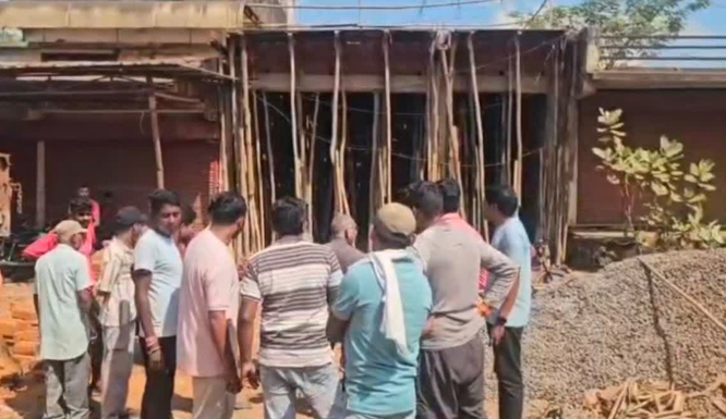 भवन निर्माण के दौरान हाइटेंशन वायर की चपेट में आने से एक मजदूर गंभीर