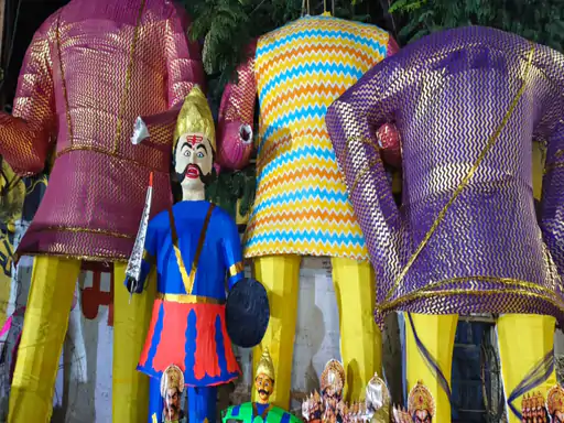 रावण पुतले बिकने के लिए तैयार.,पर कुछ महंगे हो गए हैं