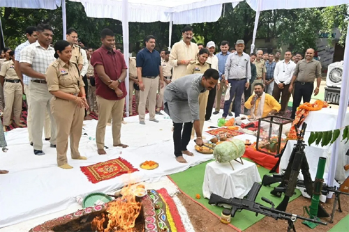 रायपुर पुलिस लाइन में गूंजे हवाई फायर के स्वर, शस्त्र पूजा के साथ दिखाआस्था और शौर्य का संगम