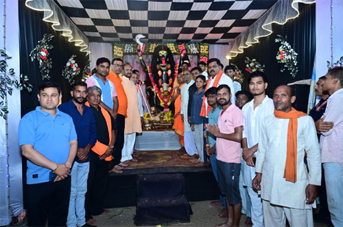 नवरात्रि पर उप मुख्यमंत्री शर्मा ने पिपरिया में विभिन्न दुर्गा उत्सव समितियों के पंडालों में पहुंचकर की पूजा-अर्चना