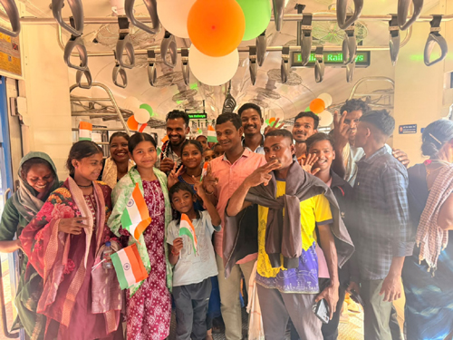 रावघाट तक ट्रेन पहुंचने से ग्रामीणों के सपनों को मिले पंख, पहली बार रेल में सफर कर खिले चेहरे