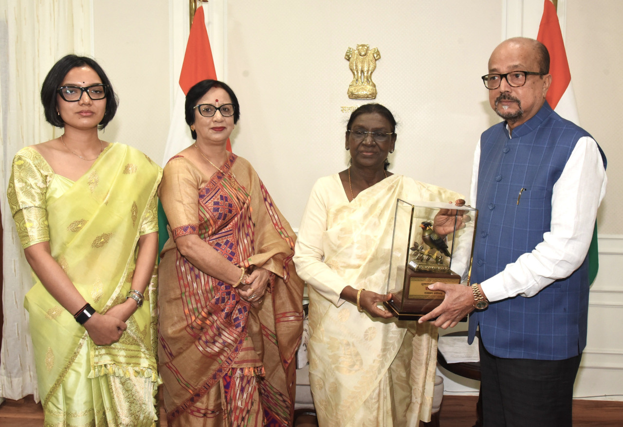 राष्ट्रपति श्रीमती द्रौपदी मुर्मु को राज्यपाल श्री रमेन डेका ने भेंट की पहाड़ी मैना की प्रतिकृति