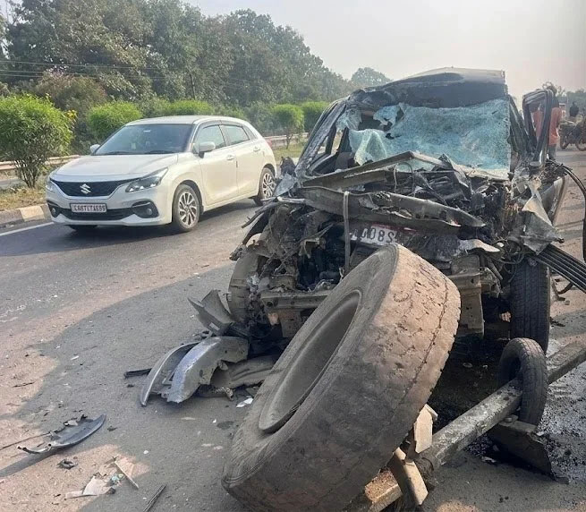 ओवरटेक करने के प्रयास में आगे चल रहे ट्रक के पीछे जा घुसी कार, दो महिलाओं की मौत, तीन घायल