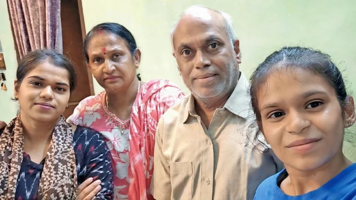 ** बहादुर महिला बनलता शुक्ला अपने परिवार के साथ