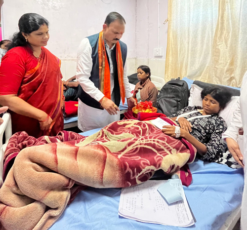 निजी कार्यक्रम छोड़ केल्हारी बस दुर्घटना के घायलों से मिलने पहुंचे स्वास्थ्य मंत्री जायसवाल