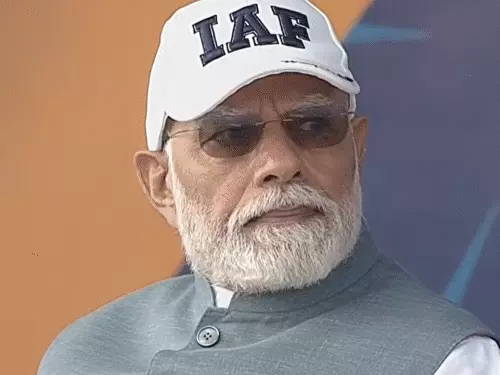 मोदी ने वाराणसी में एयरशो देखा, राफेल-सुखोई ने करतब दिखाए