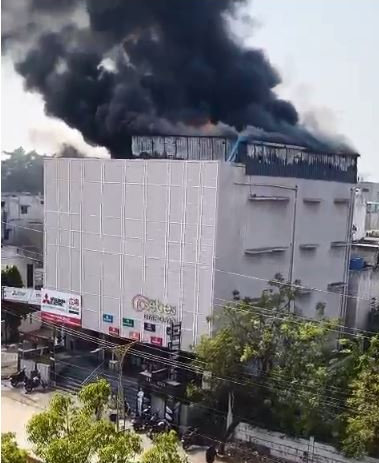 होम डेकोरेशन की दुकान में लगी भीषण आग, फर्नीचर जलकर राख 