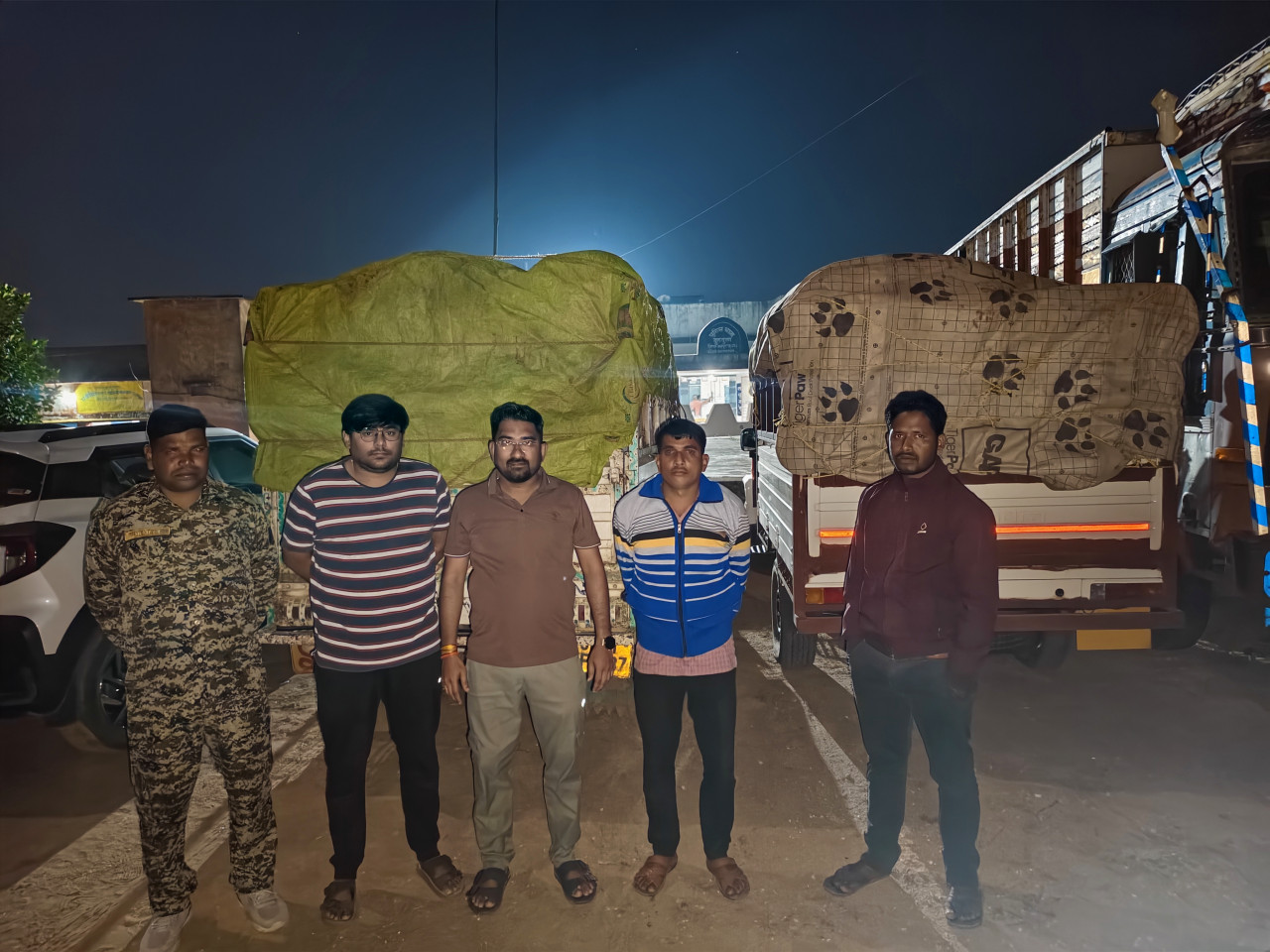झारखंड से अवैध धान परिवहन करते दो पिकअप जब्त