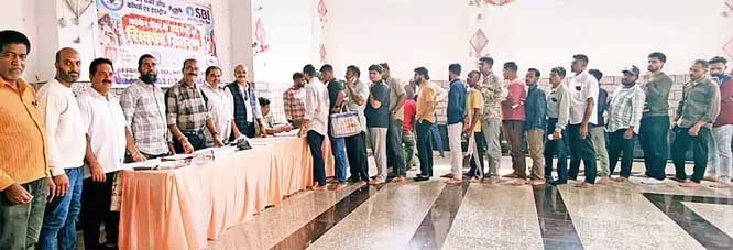 व्यापारियों को बांटे 15 लाख के सिक्के, प्रति सदस्य 10 हजार तक चिल्हर दिया गया