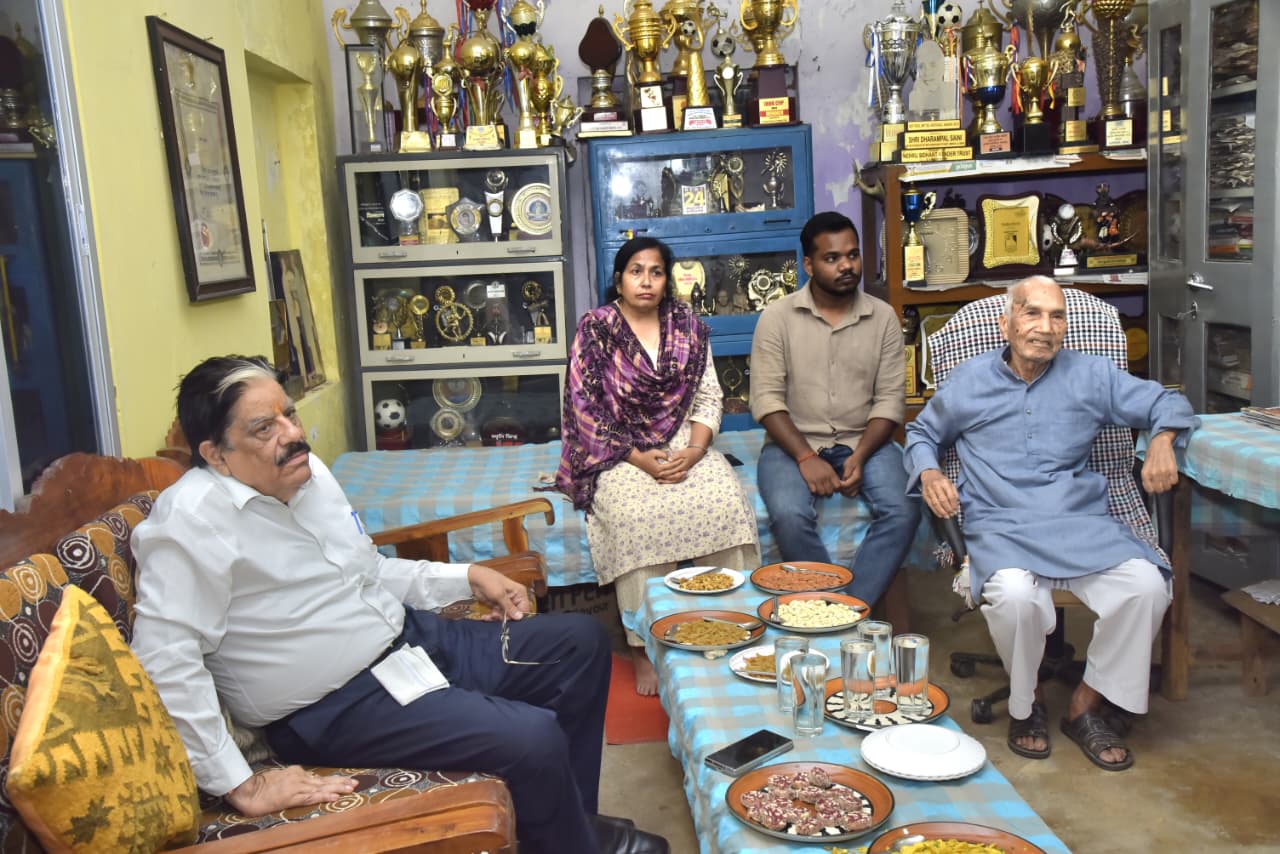 राज्य नीति आयोग के उपाध्यक्ष गणेश शंकर मिश्रा ने माता रुक्मिणी आश्रम पहुंचकर पद्मश्री धर्मपाल सैनी से की आत्मीय मुलाकात