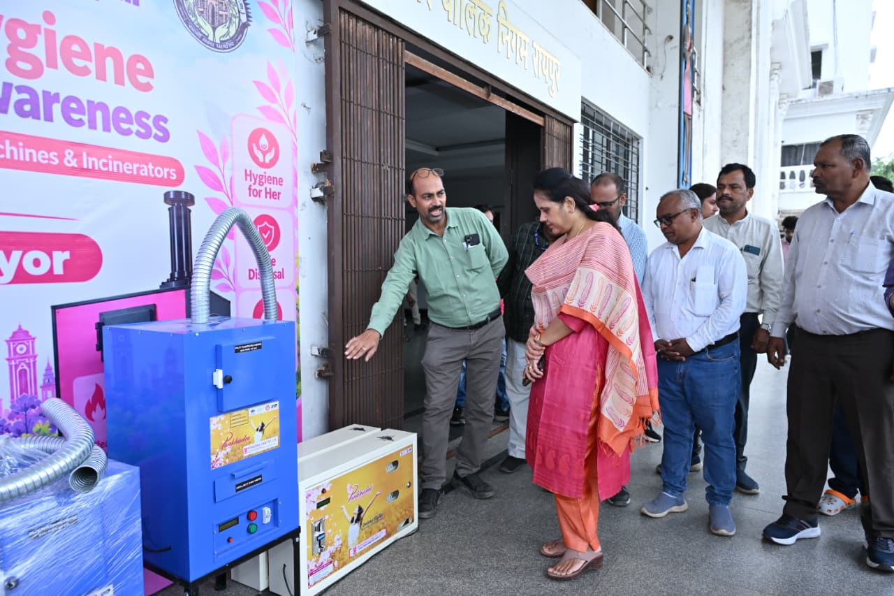 महापौर मीनल के नेतृत्व में महिला स्वच्छता को बढ़ावा, जोन कार्यालयों को मिली सेनेटरी पैड वेंडिंग व इंसिनरेटर मशीनें