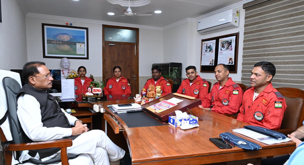 मुख्यमंत्री साय से भारतीय वायु सेना की सारंग हेलीकॉप्टर डिस्प्ले टीम ने की सौजन्य मुलाकात