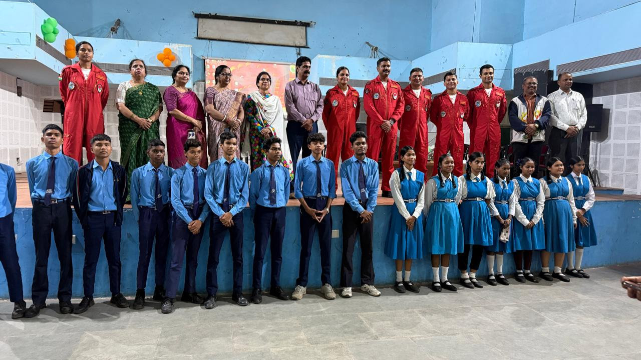 रायपुर में सारंग टीम ने स्कूली विद्यार्थियों को भारतीय वायु सेना में करियर बनाने के लिए किया प्रेरित