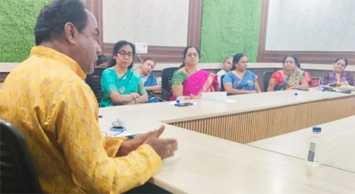 परिवार विघटन का भयावह स्वरूप देखकर भावी पीढ़ी दोष देगी हमें