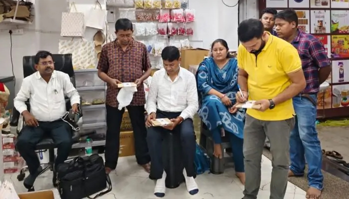 त्योहारी सीजन में मिलावट पर सख्ती, गोलबाजार में चांदी वर्क विक्रेताओं के प्रतिष्ठानों पर खाद्य सुरक्षा विभाग की सघन जांच