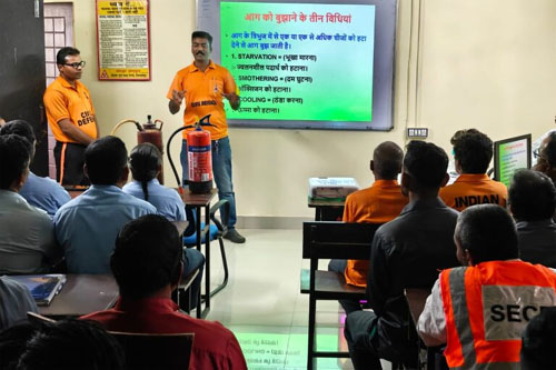 दक्षिण पूर्व मध्य रेलवे रायपुर रेल मंडल में ट्रेनों के सुरक्षित परिचालन को लेकर संरक्षा सेमिनार