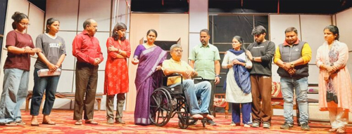 प्रशांत दळवी लिखित व प्रसन्न निमोणकर निर्देशित महाराष्ट्र नाट्य समिति के दो अंकी मराठी नाटक की आधे से अधिक टिकटें बिकीं